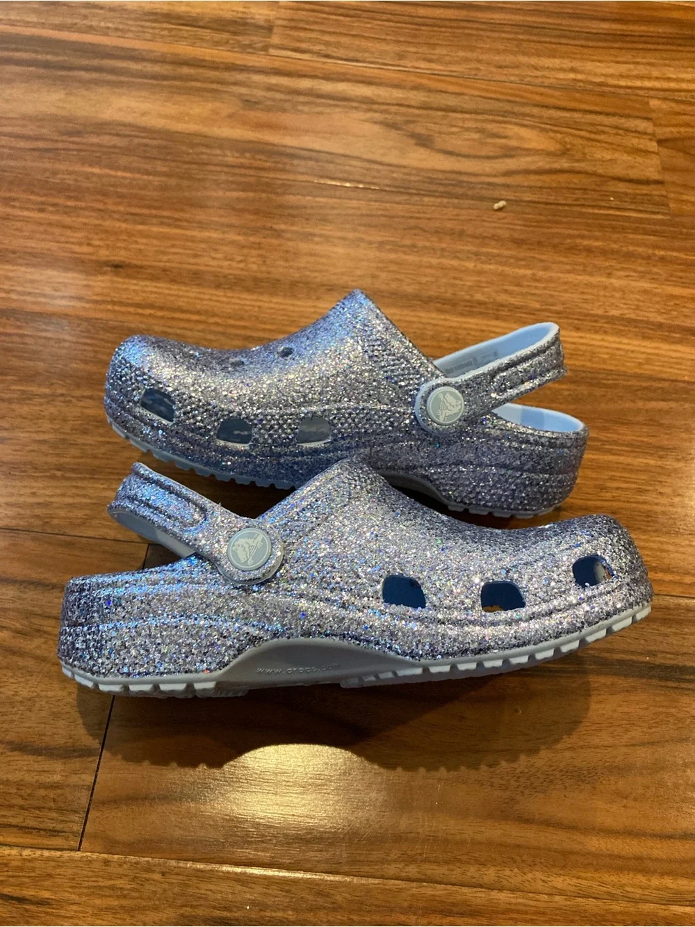 Crocs youth girls SZ J1 sparkly purple clogs with backstrap.
